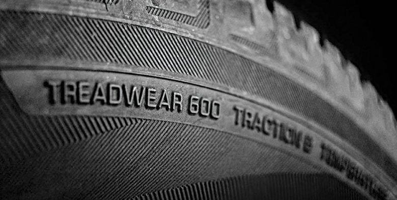 Índice treadwear na lateral de um pneu