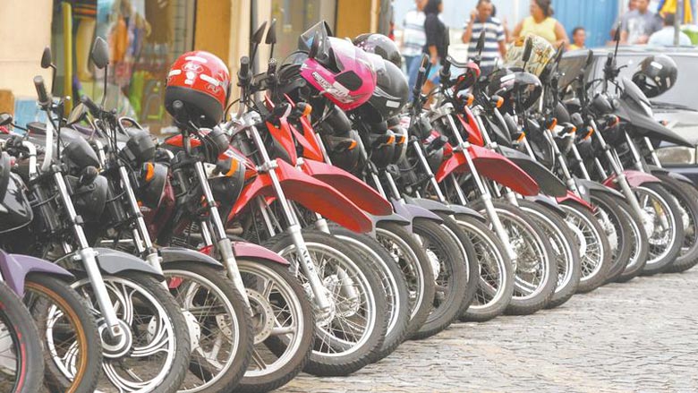 Frota de motocicletas estacionadas na rua