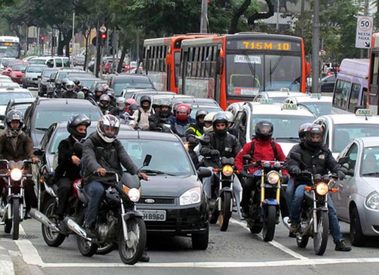 Motocicletas no movimentado trânsito urbano