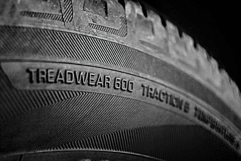 Índice Treadwear na lateral de um pneu