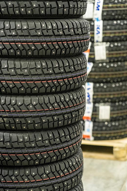 Pilha de pneus sobre palete de madeira