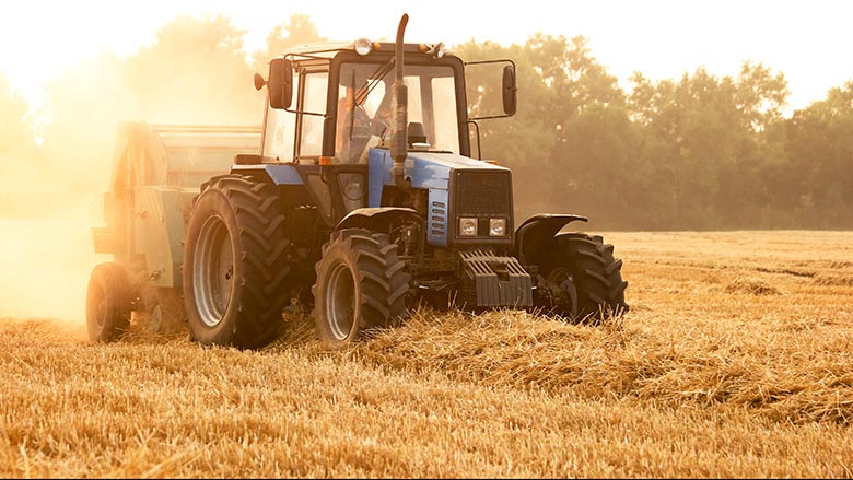 Trator com reboque agrícola acoplado