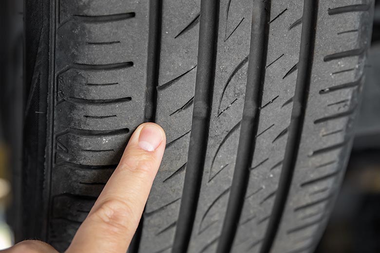 Imagem ampliada dos sulcos e ranhuras de um pneu