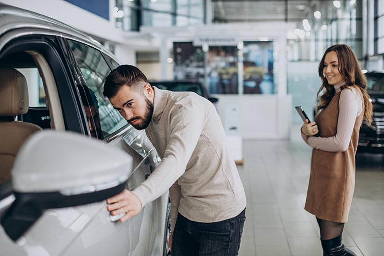 Potencial cliente verificando a lataria do carro