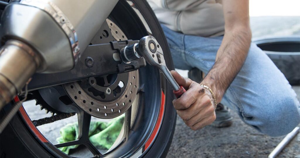 Quando e como trocar o pneu da moto sem correr riscos