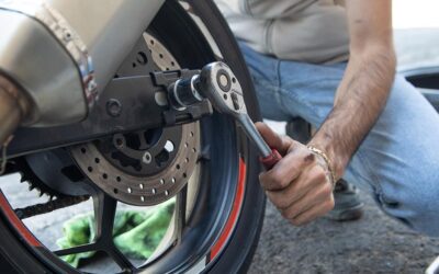 Quando e como trocar o pneu da moto sem correr riscos
