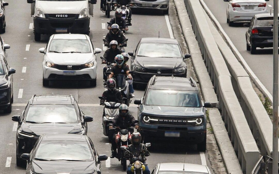 Corredor de moto é permitido, mas há condições para ficar dentro da lei