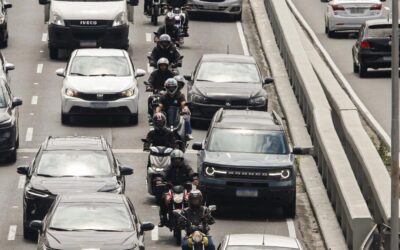 Corredor de moto é permitido, mas há condições para ficar dentro da lei